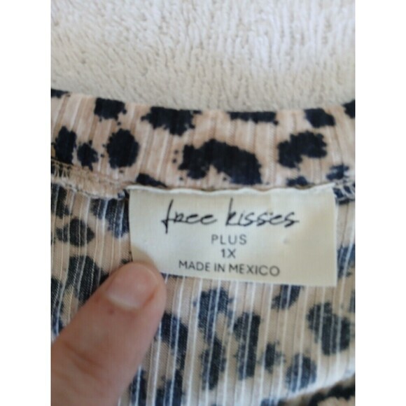 FREE KISSES Womens Blouse Top Animal‎ Print Short Sleeve Round Neck 1X Safari - Picture 13 of 14